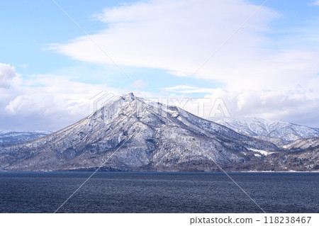 從北海道千歲市野鳥森林展望台眺望隆冬時節的惠庭山【2月】 118238467