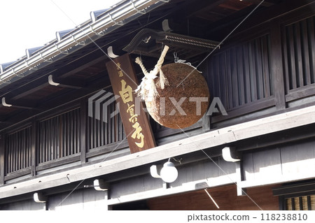 The sake grove (sugidama) on the eaves that turns brown in spring 118238810