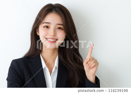 AI 生成的圖像：一位年輕女商人在白色背景下舉起食指的肖像 118239198