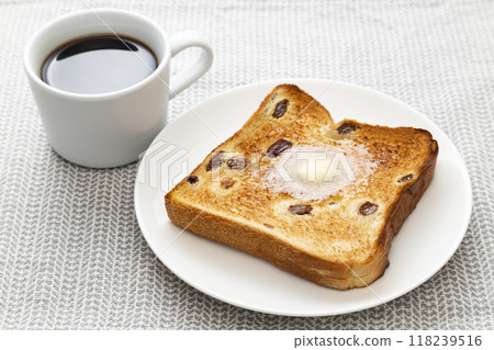 葡萄乾麵包和咖啡 118239516