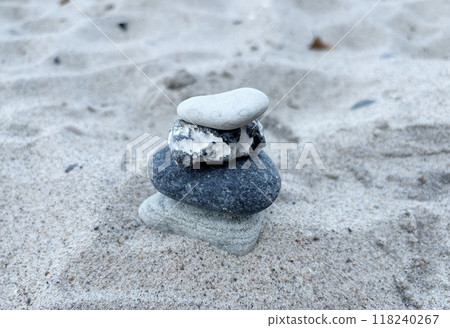 Sea piles, a scene of meditating after piling up natural stones of various shapes and colors on the beach (sand) 118240267