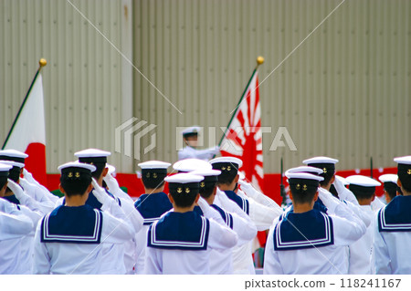 海上自衛隊人員向國旗和自衛隊旗敬禮 海上自衛隊人員向國旗和自衛隊旗敬禮 118241167