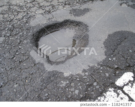 路面上的坑洞是雨水收集的地方 路面上的坑洞是雨水收集的地方 118241357