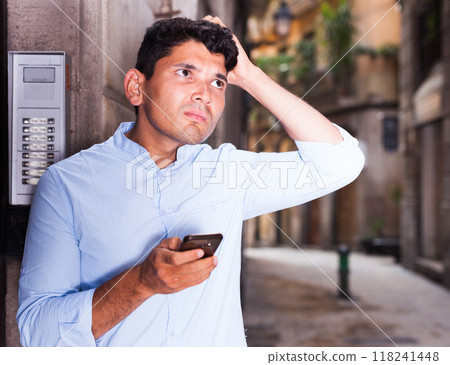 Man looking for house at the right address in city 118241448