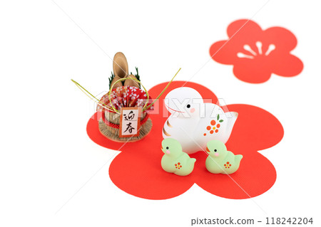 Year of the Snake New Year's material: A snake and its child on a red plum blossom and a New Year's pine decoration Year of the Snake New Year's material: A snake and its child on a red plum blossom and a New Year's pine decoration 118242204