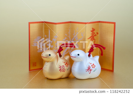 Year of the Snake New Year's material Gold and silver snake of longevity and gold folding screen Year of the Snake New Year's material Gold and silver snake of longevity and gold folding screen 118242252