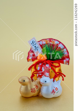 Year of the Snake: New Year's materials, gold and silver lucky snake and New Year's decorations 118242269