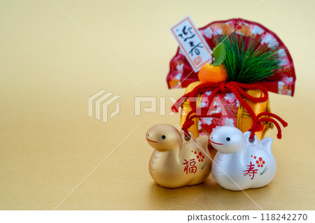 Year of the Snake: New Year's materials, gold and silver lucky snake and New Year's decorations 118242270