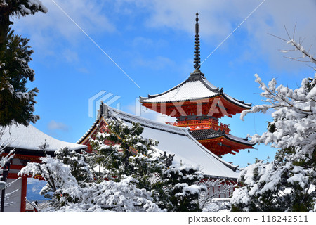 Snow-covered three-story pagoda at Kiyomizu-dera Temple Snow-covered three-story pagoda at Kiyomizu-dera Temple 118242511