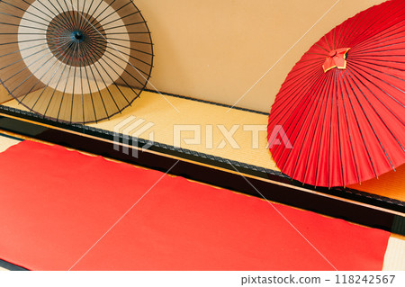 Black and red Japanese umbrellas in a Japanese-style room 118242567