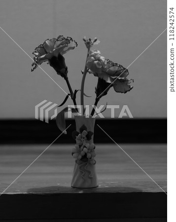 康乃馨和單色花瓶。 118242574