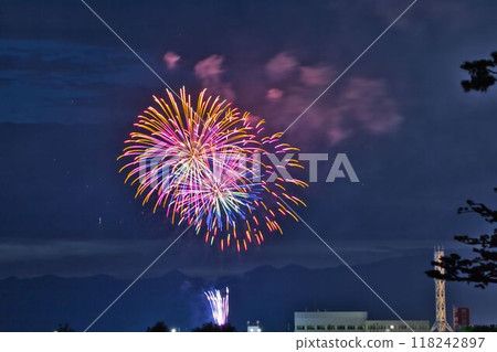 著色夏夜天空的煙花 118242897