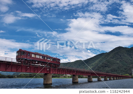 穿越由良川大橋和藍天的「赤松號」觀光列車 118242944