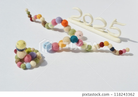 羊毛氈球製作的蛇年賀卡材料 118243362
