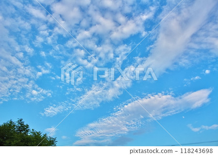 Cirrocumulus clouds in the blue sky 118243698