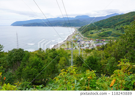 從山路和另一個城鎮景觀和海岸線看到的Hamikitsu-ku Tsubaki 從山路和另一個城鎮景觀和海岸線看到的Hamikitsu-ku Tsubaki 118243889