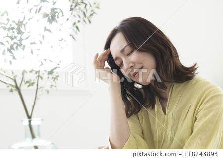 A woman with a troubled look 118243893