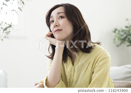 A woman with a troubled look 118243900