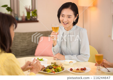 中年婦女的家庭聚會 118244647