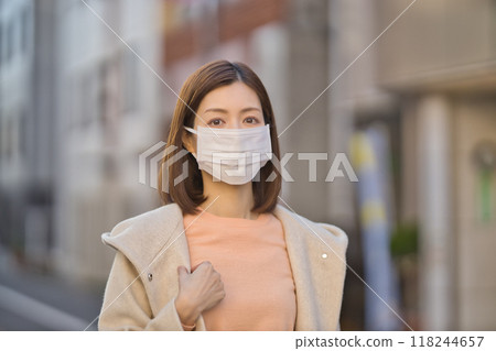 戴著口罩戶外散步的中年婦女 戴著口罩戶外散步的中年婦女 118244657