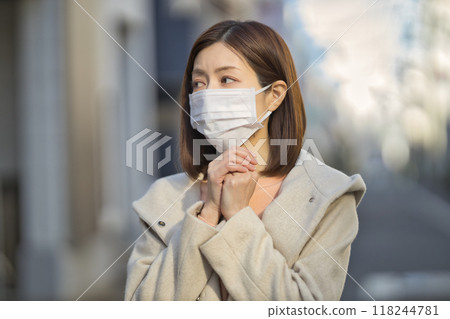 戴著口罩戶外散步的中年婦女 118244781