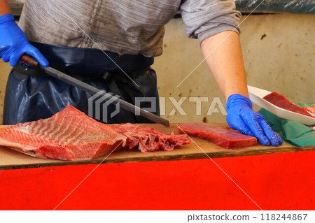 Tuna cutting, preparing, chef, Nakaminato fishing port, Nakaminato port, Nakaminato, market, fish market Tuna cutting, preparing, chef, Nakaminato fishing port, Nakaminato port, Nakaminato, market, fish market 118244867