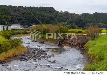 因颱風破壞河岸碼頭倒塌 2024年遭受10號颱風破壞的鹿兒島縣霧島市風景 118245205