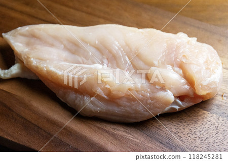 木菜板上的雞胸肉 木菜板上的雞胸肉 118245281