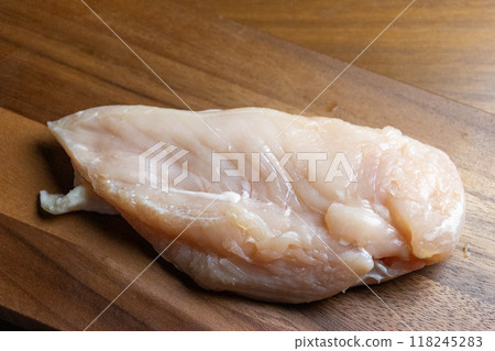 木菜板上的雞胸肉 木菜板上的雞胸肉 118245283