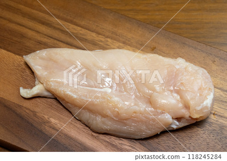 木菜板上的雞胸肉 木菜板上的雞胸肉 118245284