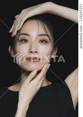 黑色背景的女人 118247253