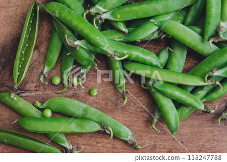 Organic green peas pods, summer food. 118247788