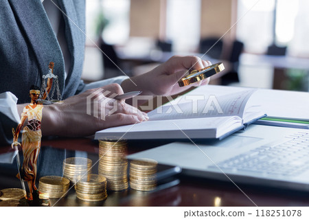 The concept of legal audit and financial transparency. The concept of legal audit and financial transparency. 118251078