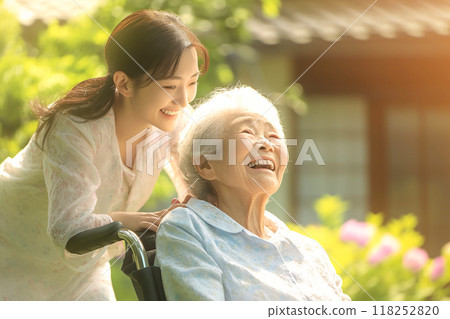 坐輪椅的年長婦女和年輕女性護理人員_2 118252820