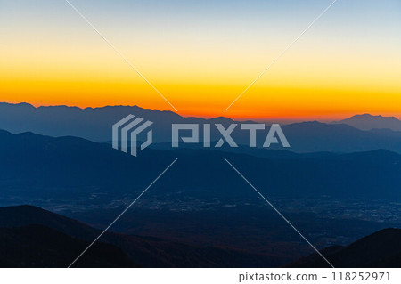 [夕陽素材]秋天從碘嶽山看到的夕陽/夕陽[長野縣] 118252971