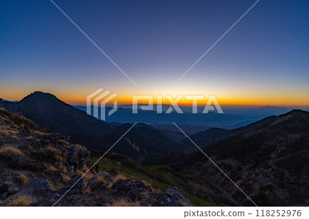 [夕陽素材]秋天從碘嶽山看到的夕陽/夕陽[長野縣] 118252976