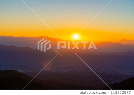 [夕陽素材]秋天從碘嶽山看到的夕陽/夕陽[長野縣] 118252977