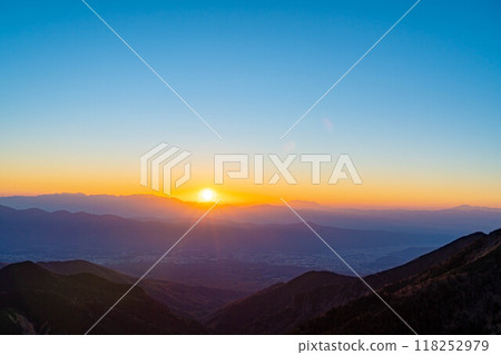 [夕陽素材]秋天從碘嶽山看到的夕陽/夕陽[長野縣] 118252979