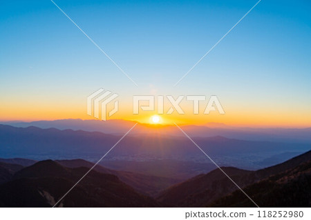 [夕陽素材]秋天從碘嶽山看到的夕陽/夕陽[長野縣] 118252980
