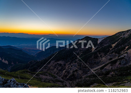[Sunset material] Sunset and sunset seen from Mt. Io in autumn [Nagano Prefecture] 118252983