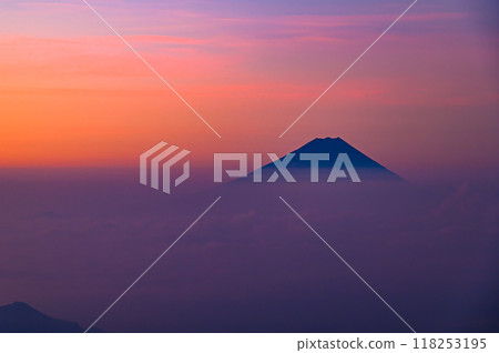 從金峰山看到的富士山和日出時的雲海 118253195