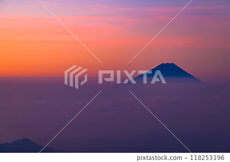 從金峰山看到的富士山和日出時的雲海 118253196