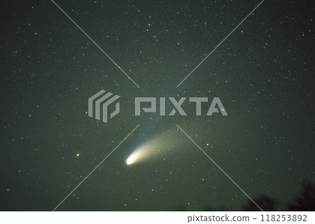 一顆彗星在夜空中閃耀 118253892