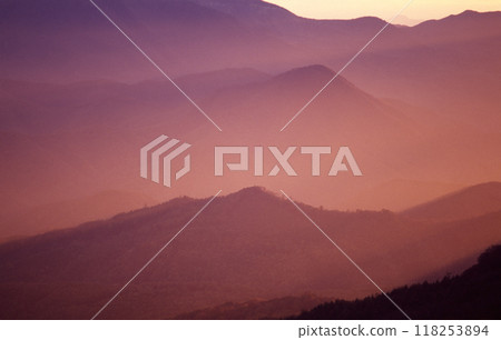黃昏時分,山巒被染紅 黃昏時分,山巒被染紅 118253894
