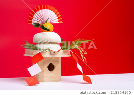 左邊是真正的年糕「鏡餅」照片，紅白背景，有三寶（底座） 118254160