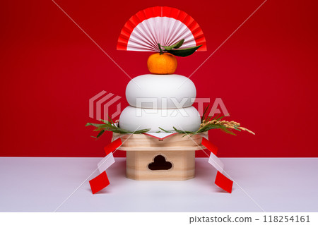 以「鏡餅」為中心的照片，紅白背景，附有低三件寶物（底座） 118254161