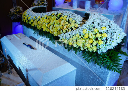 Fashionable flower altar 118254183