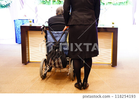 Ceremony lady 118254193