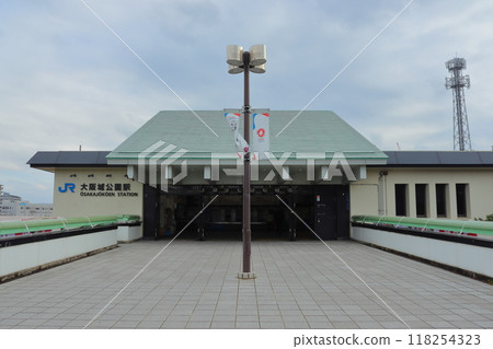 The main entrance of Osakajokoen Station is directly connected by a pedestrian deck. 118254323