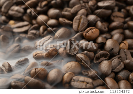 咖啡豆 烘焙咖啡豆中升起的蒸汽 118254372